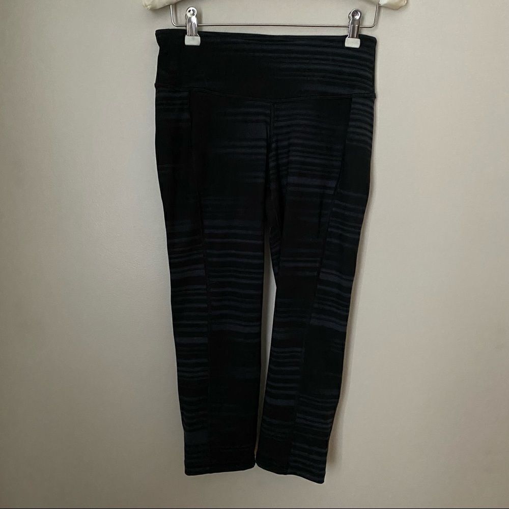 Old Navy Leggings Cropped Capri Active Fitted Black Gray Patterned Athleisure - Picture 8 of 8